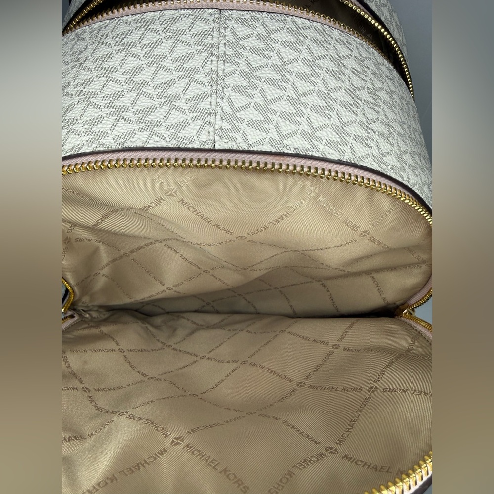 🤍💗Michael Kors Blush and Cream Logo Backpack💗🤍 - Picture 7 of 9